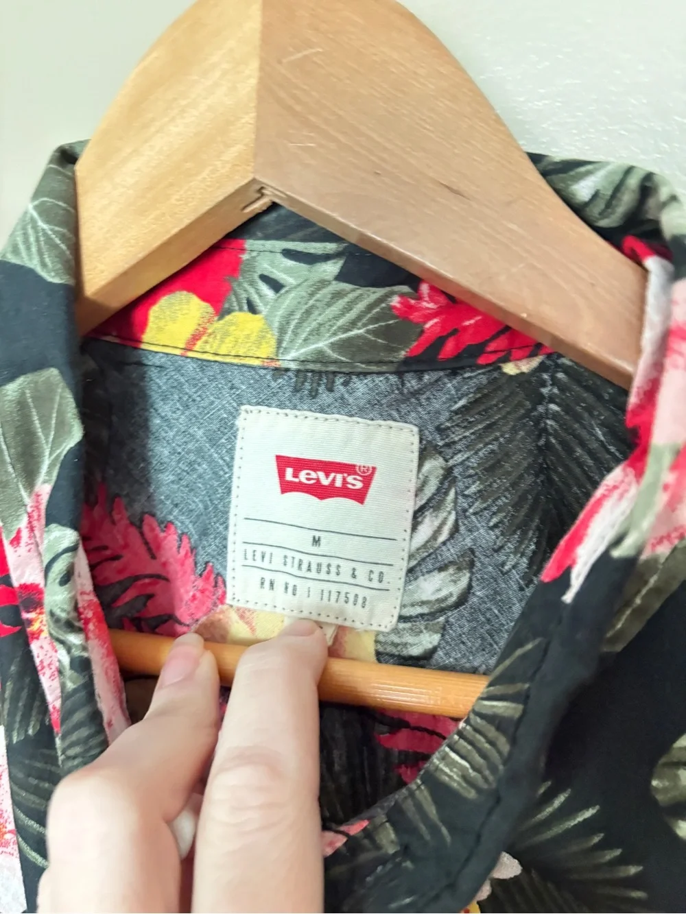 Levi’s tropical Hawaiian button down shirt flamingos cotton resort vacation sz M